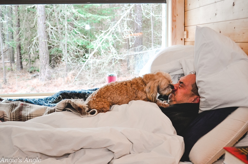 Mt Adams Getaway House - Morning Kisses for Daddy