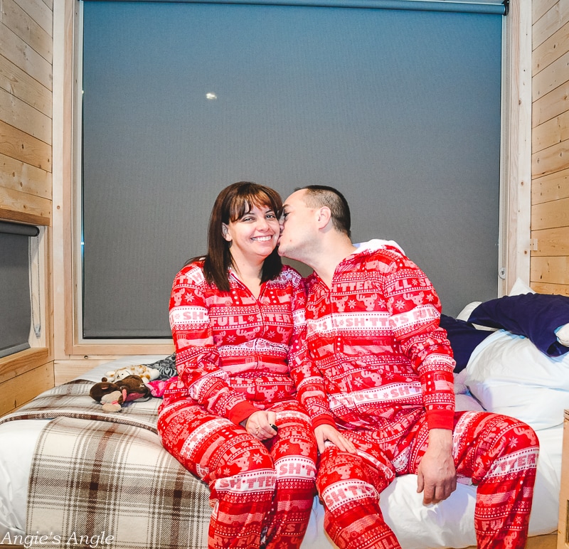 Mt Adams Getaway House - Christmas Jammie Photo Shoot - Kiss