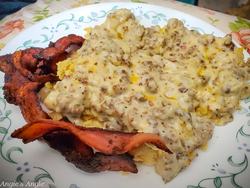 2021 Catch the Moment 365 Week 1 - Day 4 - Keto Biscuits and Gravy